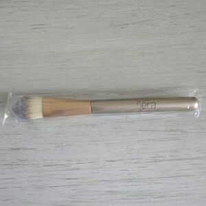 Fiera Concealer Brush NWT